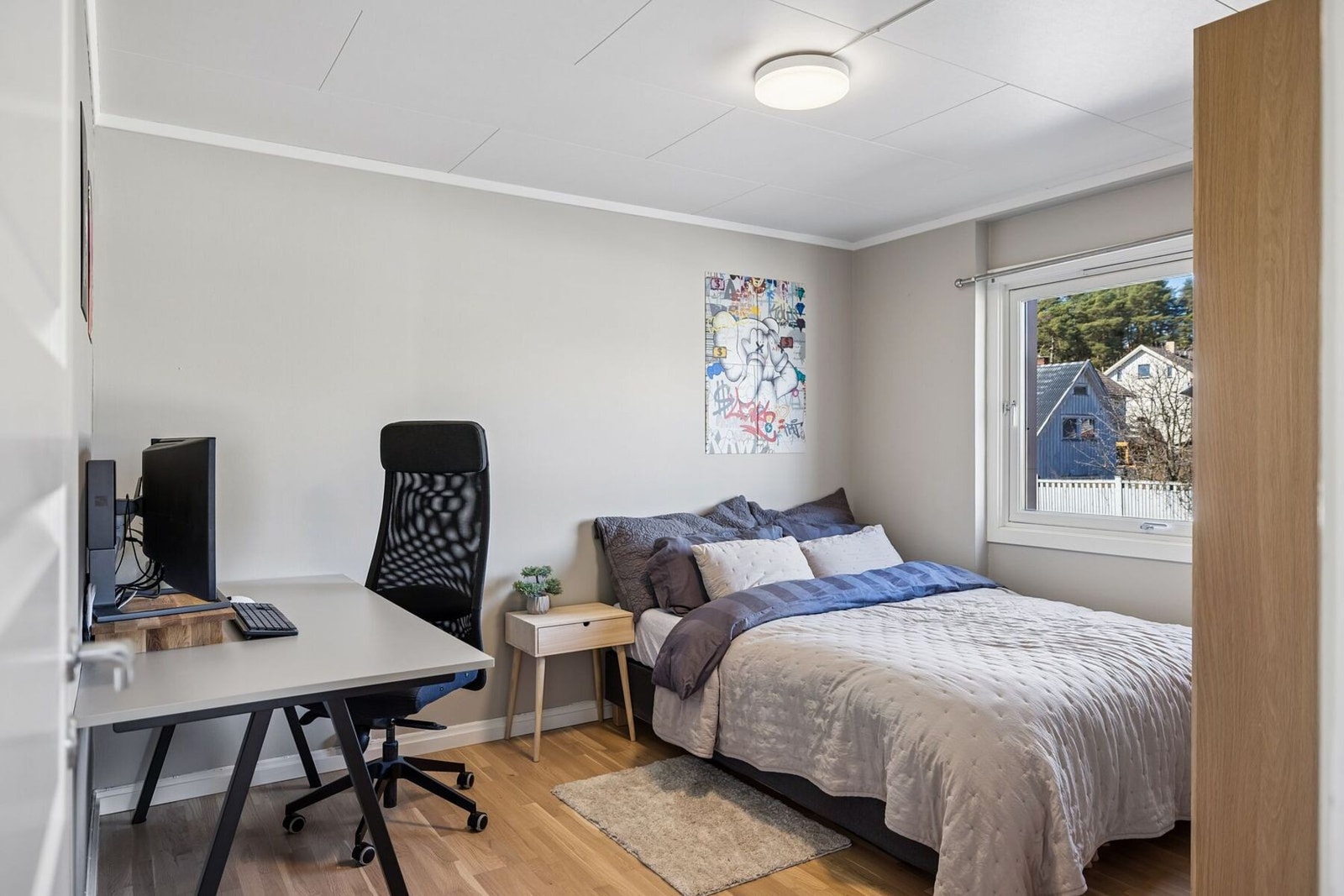 Her er det god plass til både stor seng, plass til stort skap og pult. Galleribilde