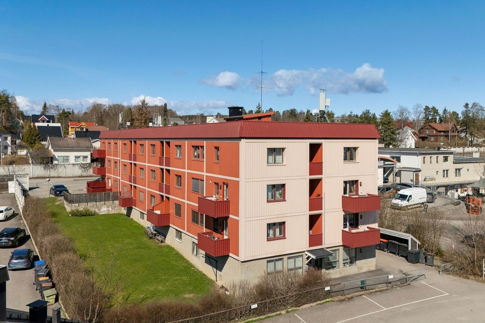 Bilde av den sør-øst vendte delen av fasaden. Galleribilde