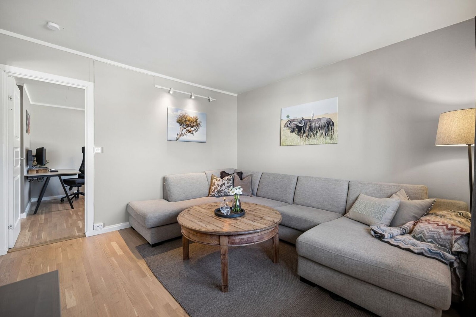 Fra stuen kommer man videre inn til leilighetens hovedsoverom. Galleribilde