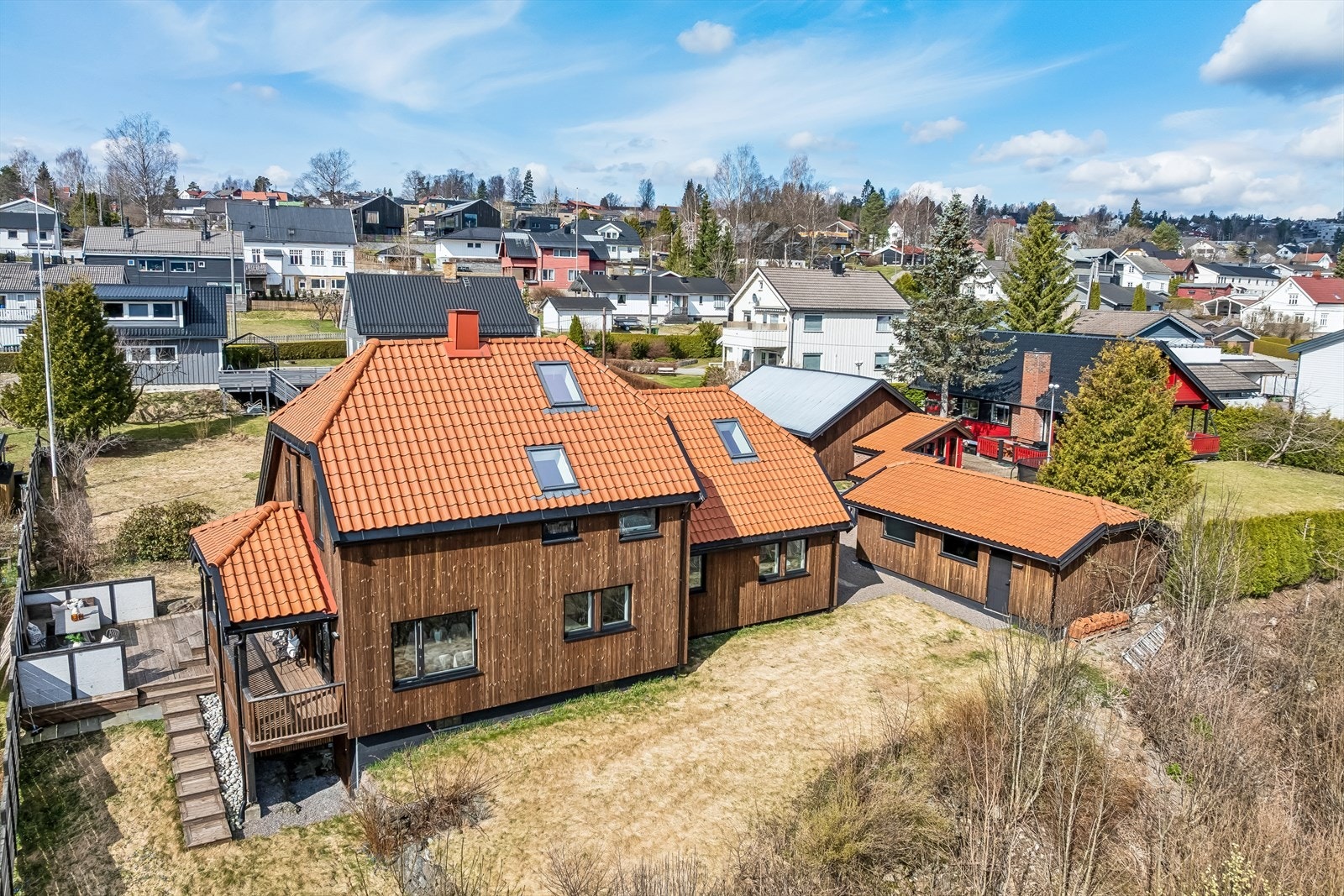 Eneboligen ble betydelig modernisert i 2019-2020 med nytt tak, kledning, etterisolering, vinduer, samt oppgradert el- og VVS-anlegg. Innvendig er planløsningen endret og alle overflater, kjøkken og bad fornyet Galleribilde