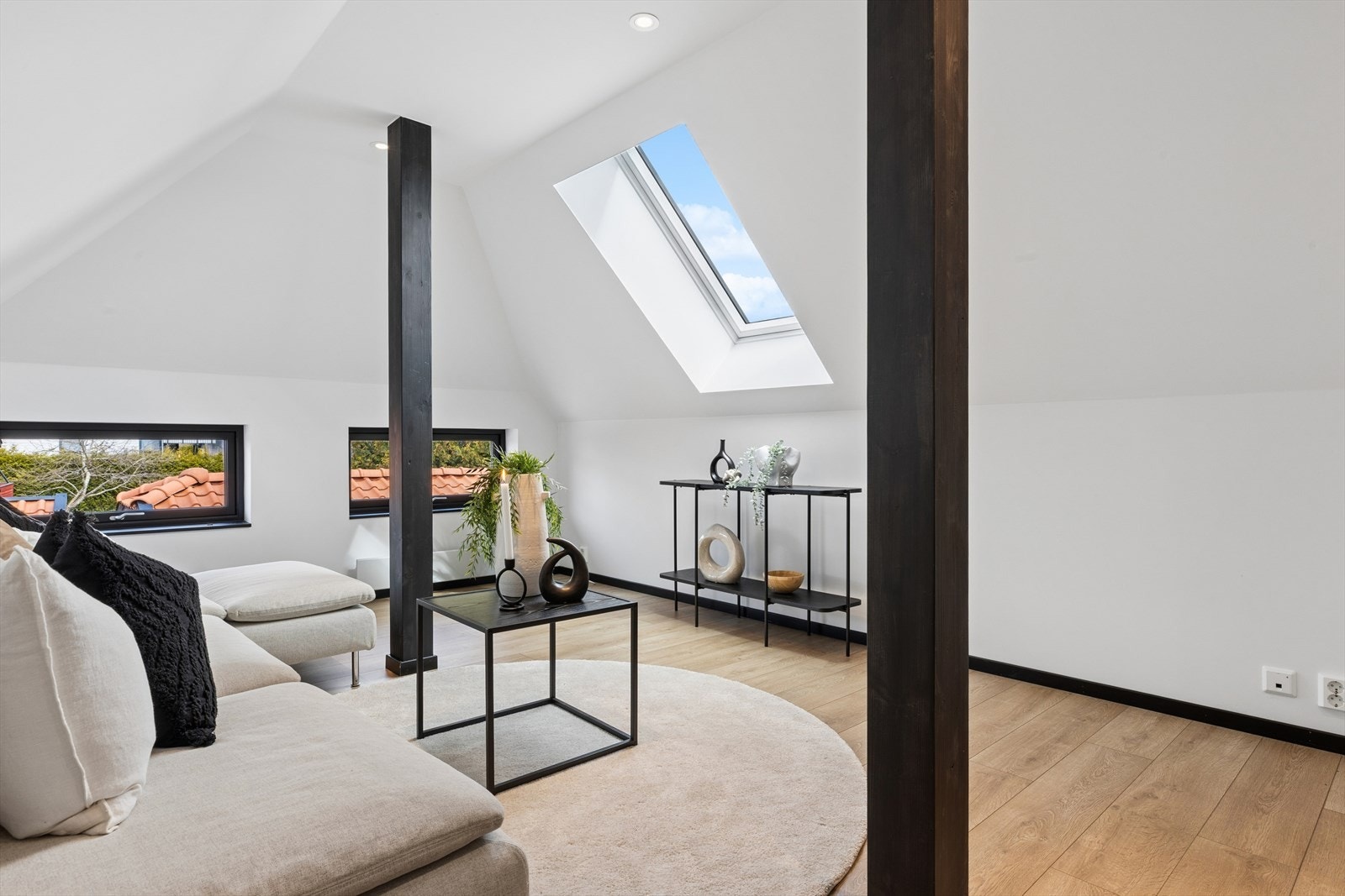 Loftstuen i andre etasje er et fleksibelt rom, perfekt som en ekstra TV-stue eller lekeareal for barna Galleribilde