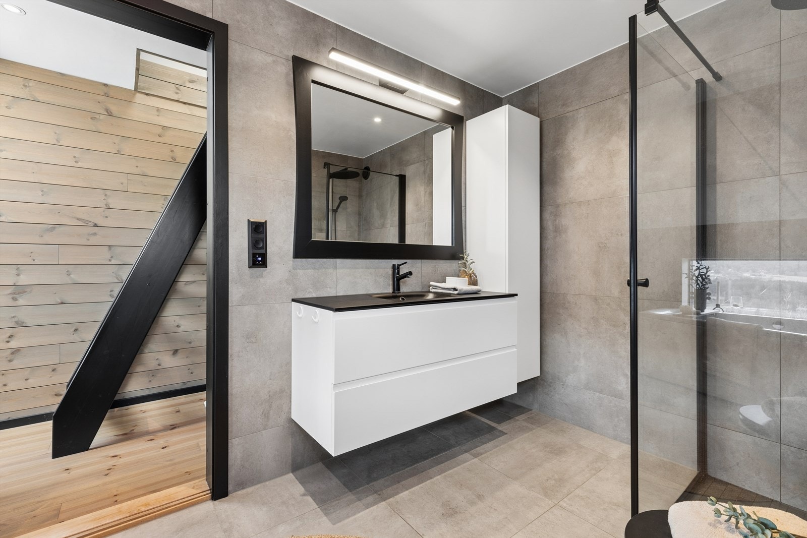 Badet er også utstyrt med dusj, som fort blir å foretrekke i en travel hverdag Galleribilde