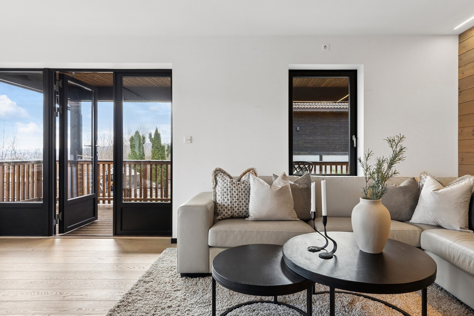 Fra stuen er det direkte utgang til deilige terrassearealer Galleribilde