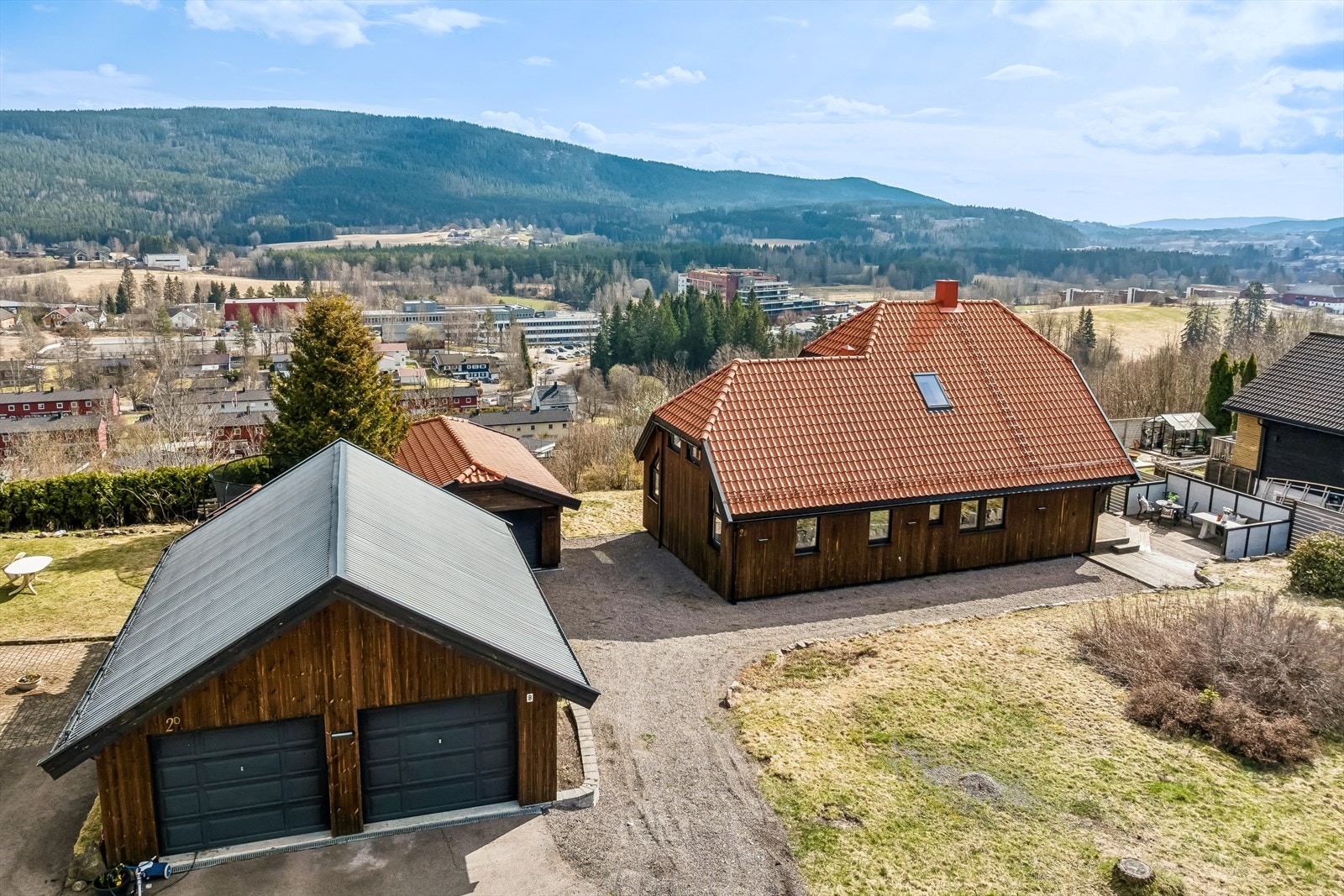 Tina Ulseth Myrvang i EiendomsMegler1 ønsker velkommen til Nedre Nygård 2b! En omfattende oppgradert enebolig med en rolig og barnevennlig beliggenhet på Rotnes (Foto: EKFT/Paul Smith) Galleribilde
