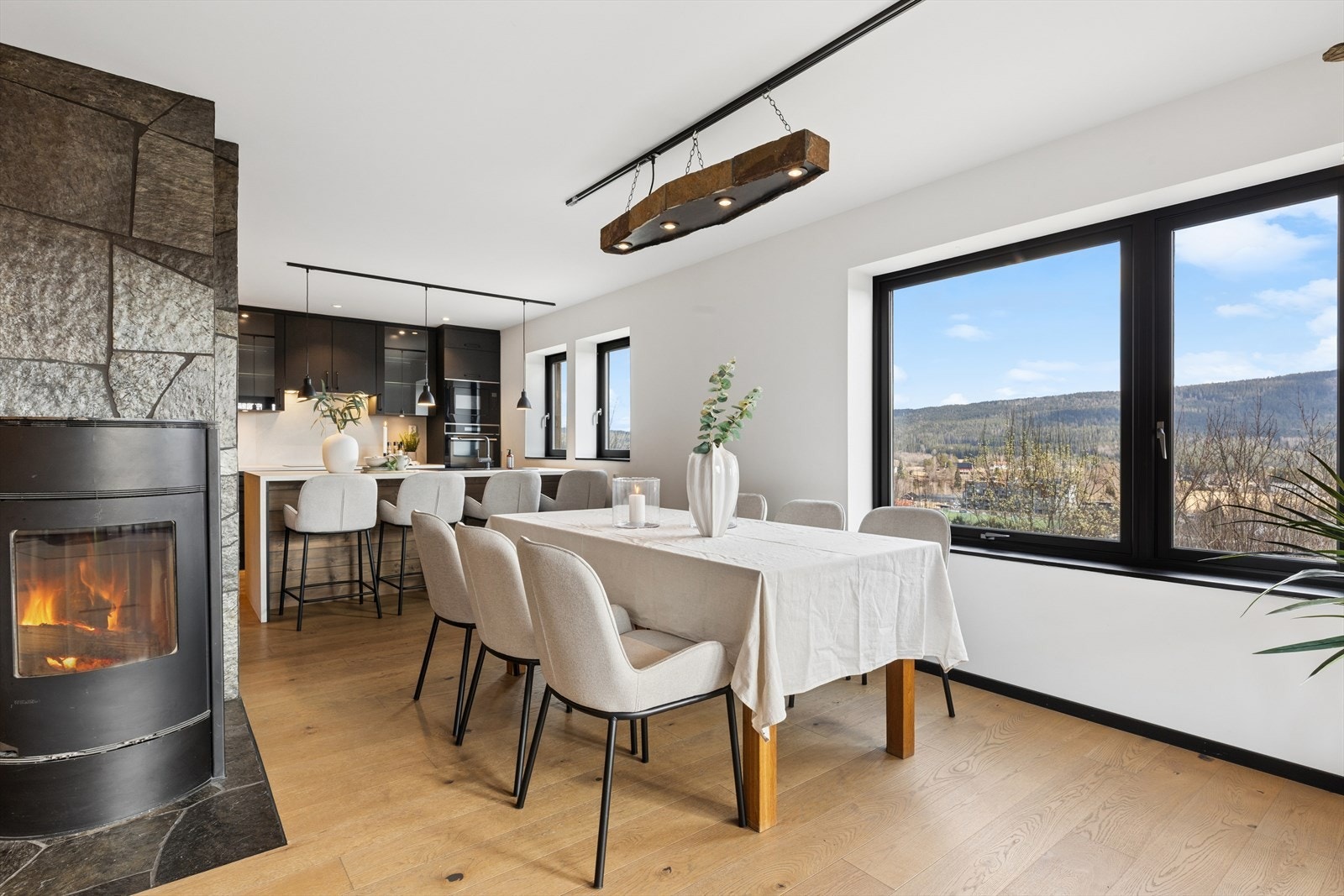 Spisestuen har plass til et stort langbord for hyggelige måltider med familie og venner Galleribilde