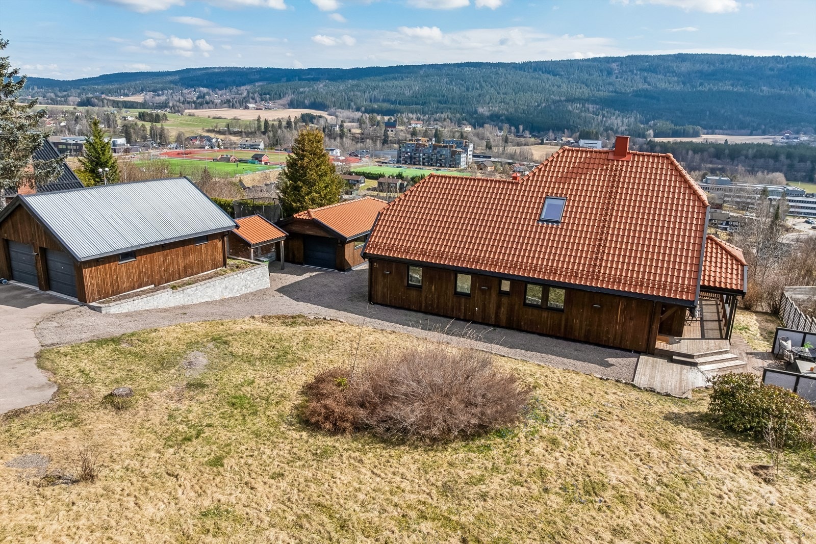 Eiendommen har to separate garasjer på hhv. 36 m² (frittliggende enkelgarasje) og 22 m² (halvpart av dobbelgarasje). Begge garasjene har automatisk portåpner Galleribilde