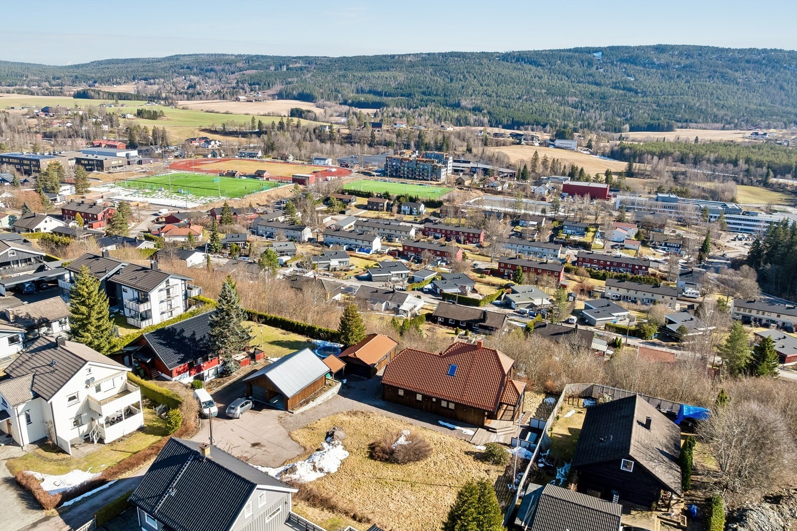 Eiendommen ligger innerst i stikkvei og har solrik tomt (1184 m2) med flott utsikt Galleribilde