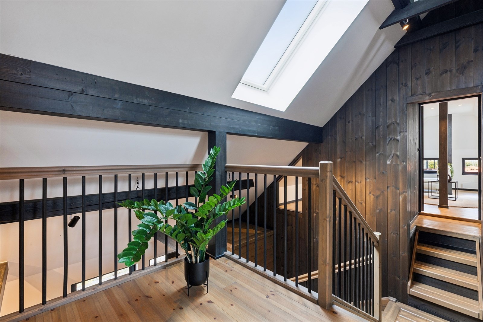 Trapperommet i andre etasje har takvindu fra Velux som gir godt med dagslys Galleribilde