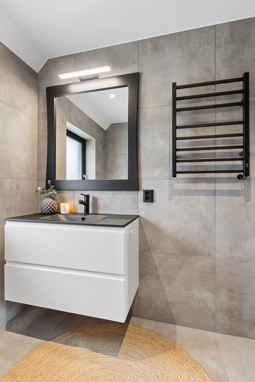 Badet er ellers utstyrt med moderne servantinnredning, elektrisk håndkletørker og behagelig gulvvarme Galleribilde