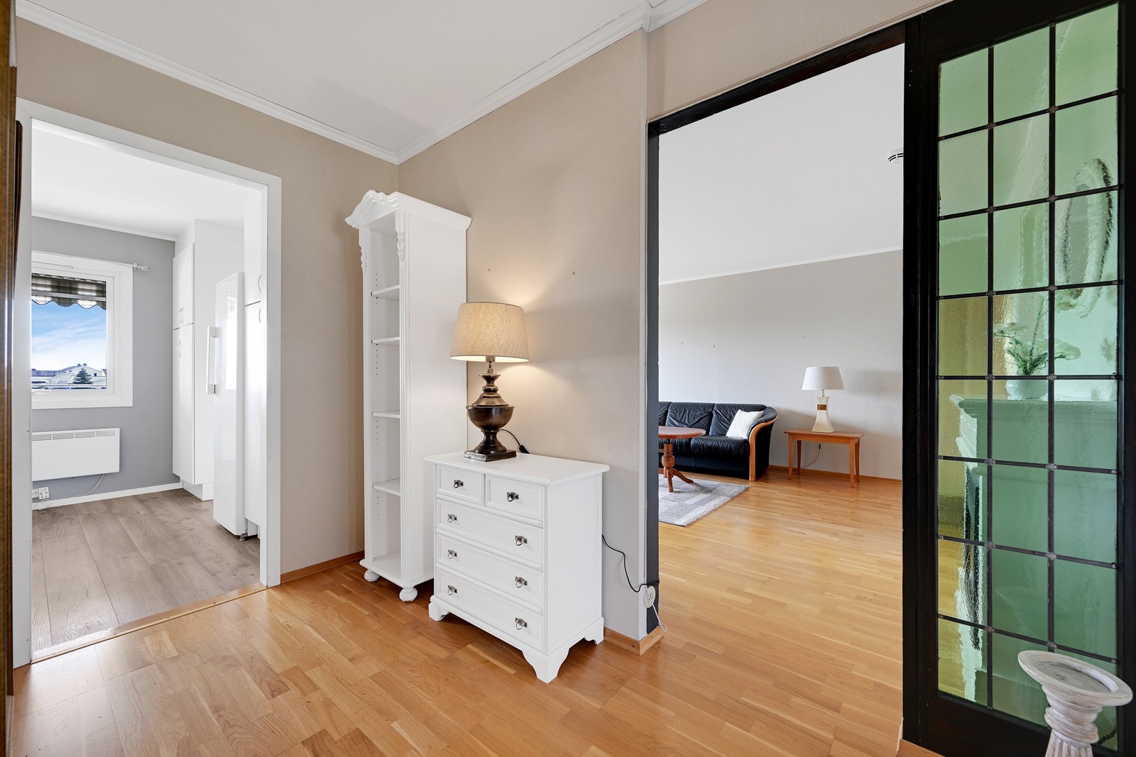 Praktisk gang med plass til garderobeløsning samt fin gjennomgang til øvrige rom. Galleribilde