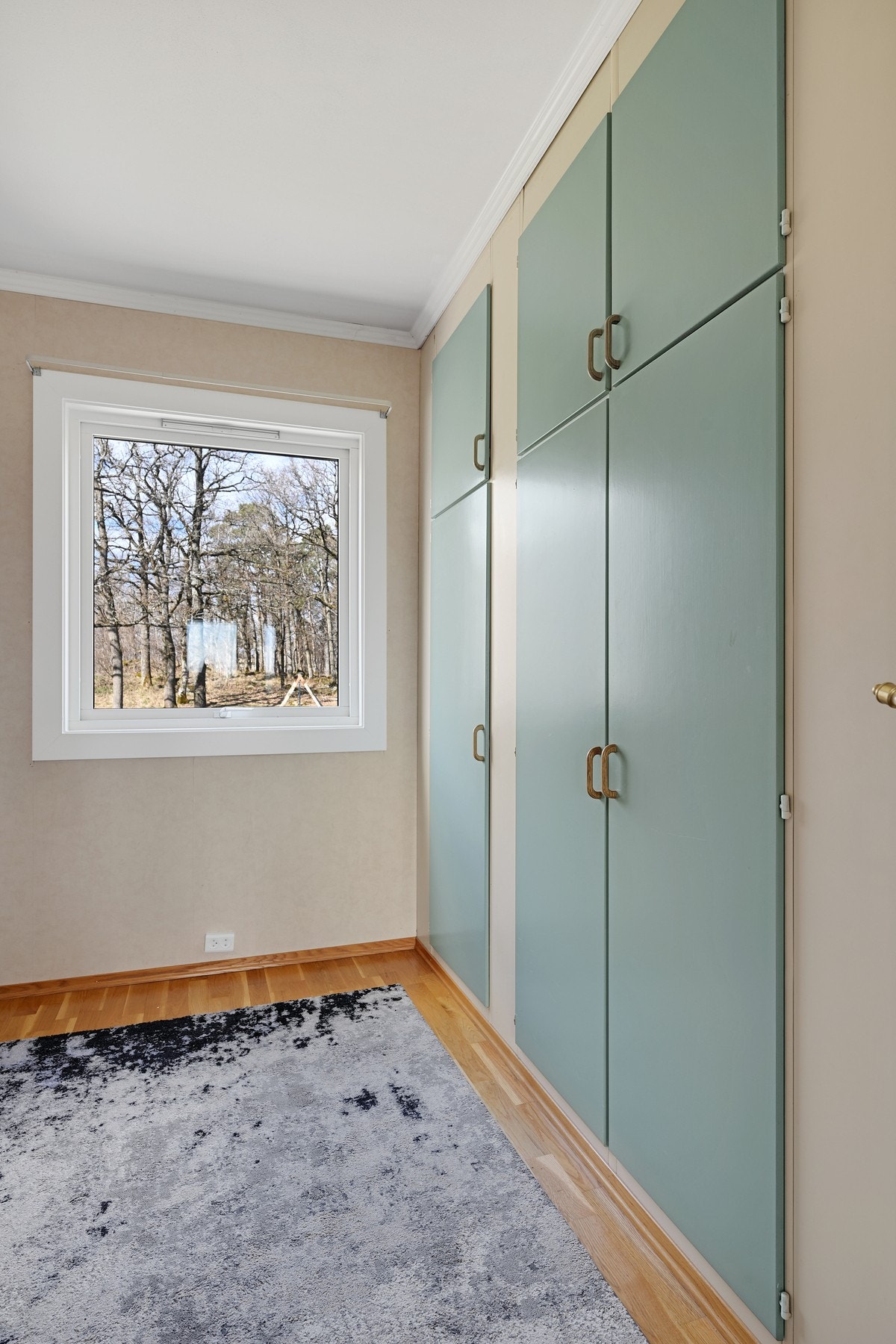 Soverom nr. 1 - Praktisk soverom med integrert garderobeløsning og fine oppbevaringsmuligheter. Galleribilde