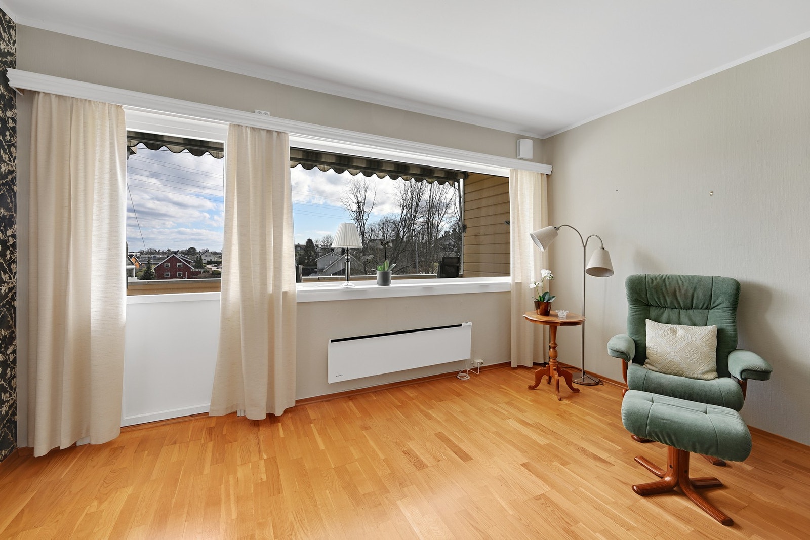 Lys og innbydende stue med store vindusflater som slipper inn rikelig med dagslys. Galleribilde