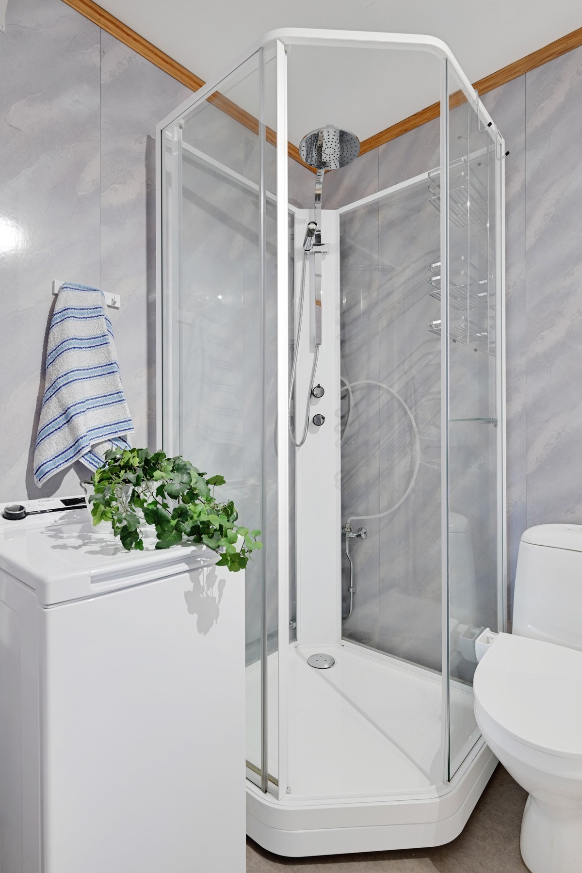 Badet er innredet med dusjkabinett, servant og toalett. Galleribilde