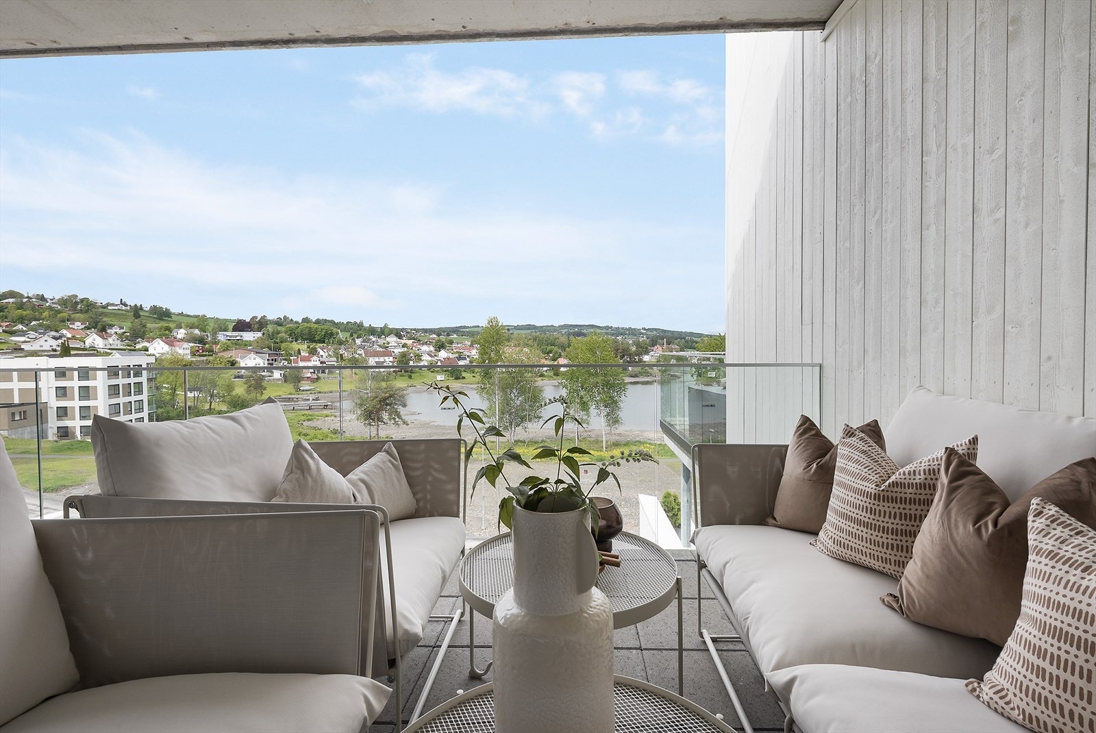 Sofagruppe på terrassen hvor man kan nyte de idylliske omgivelsene. Foto: Boligdrøm. Galleribilde