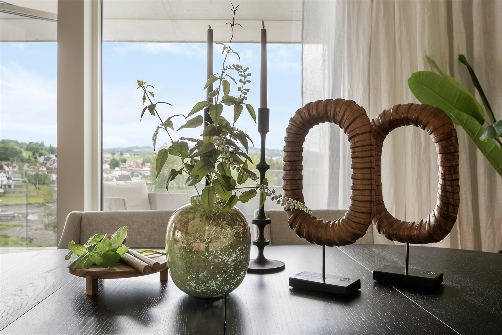 Fra spisestuebordet har man utsikt mot Kapp og Mjøsa. Galleribilde