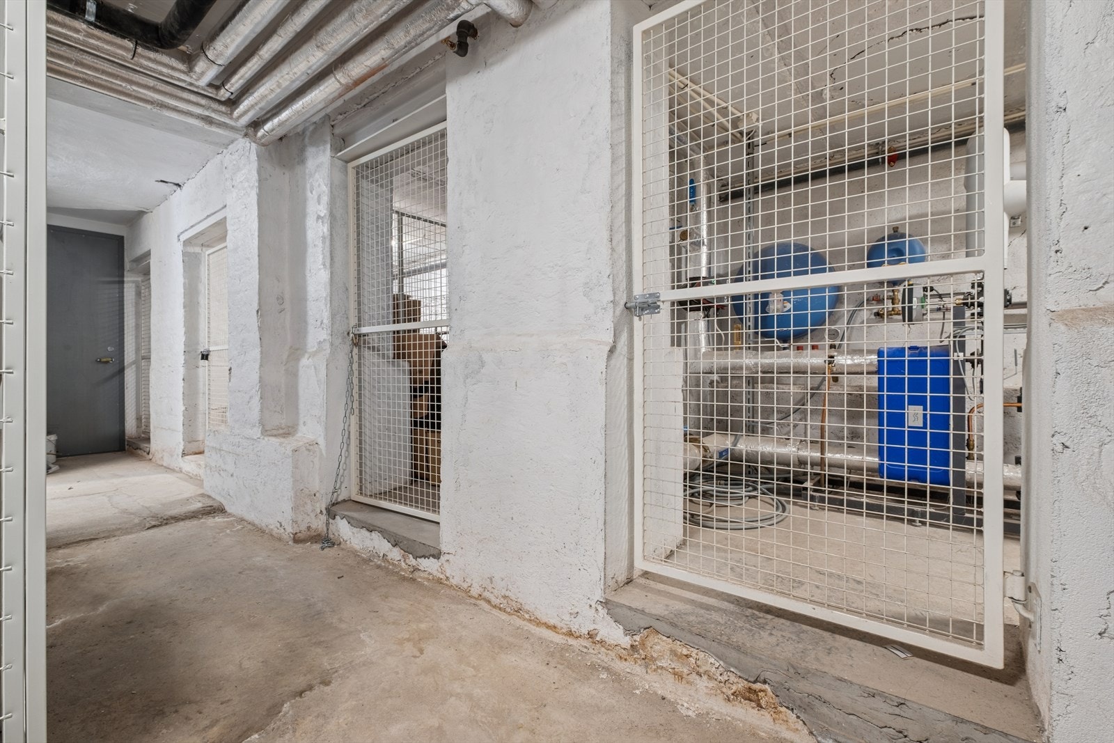 Bod i kjeller er oppført med gittervegger og låsbar dør. Boden ble målt til ca. 4m2. Galleribilde