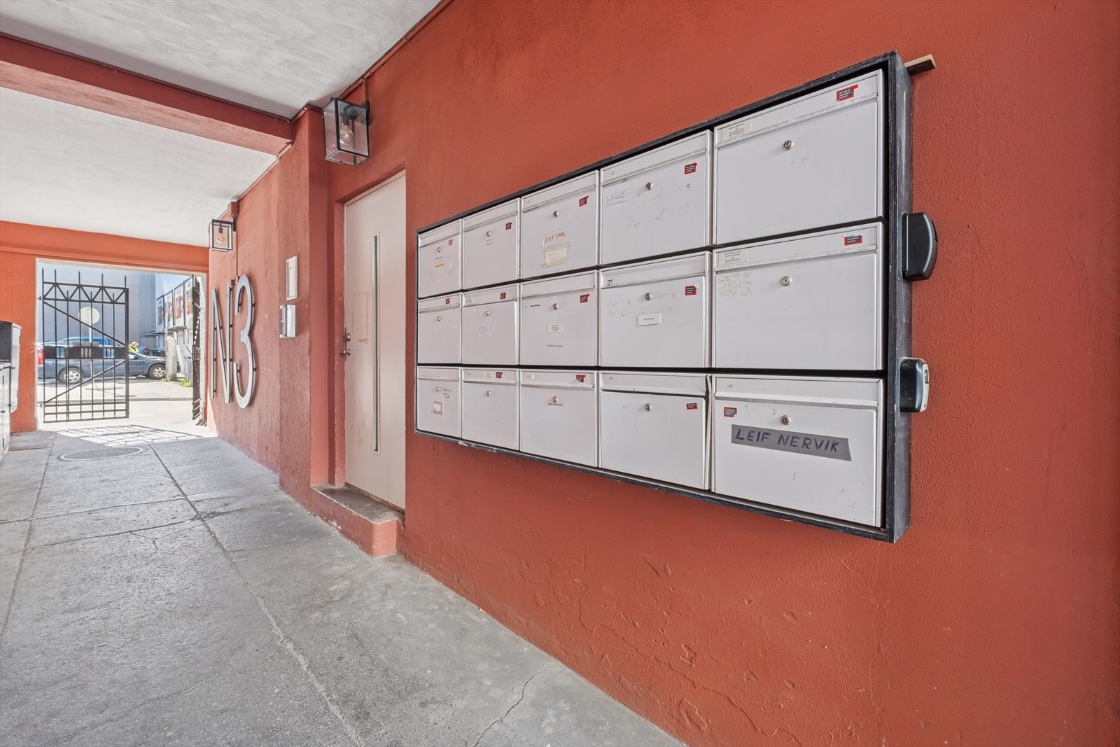 Inngang via felles oppgang. Galleribilde