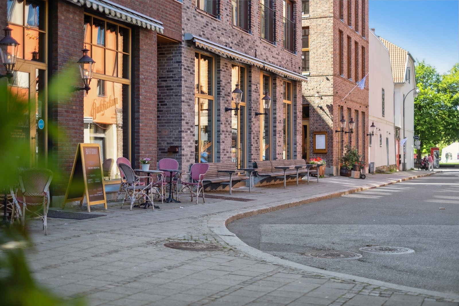Du er omkranset av koselige kafeer, restauranter og puber som skaper liv og stemning året rundt. Galleribilde