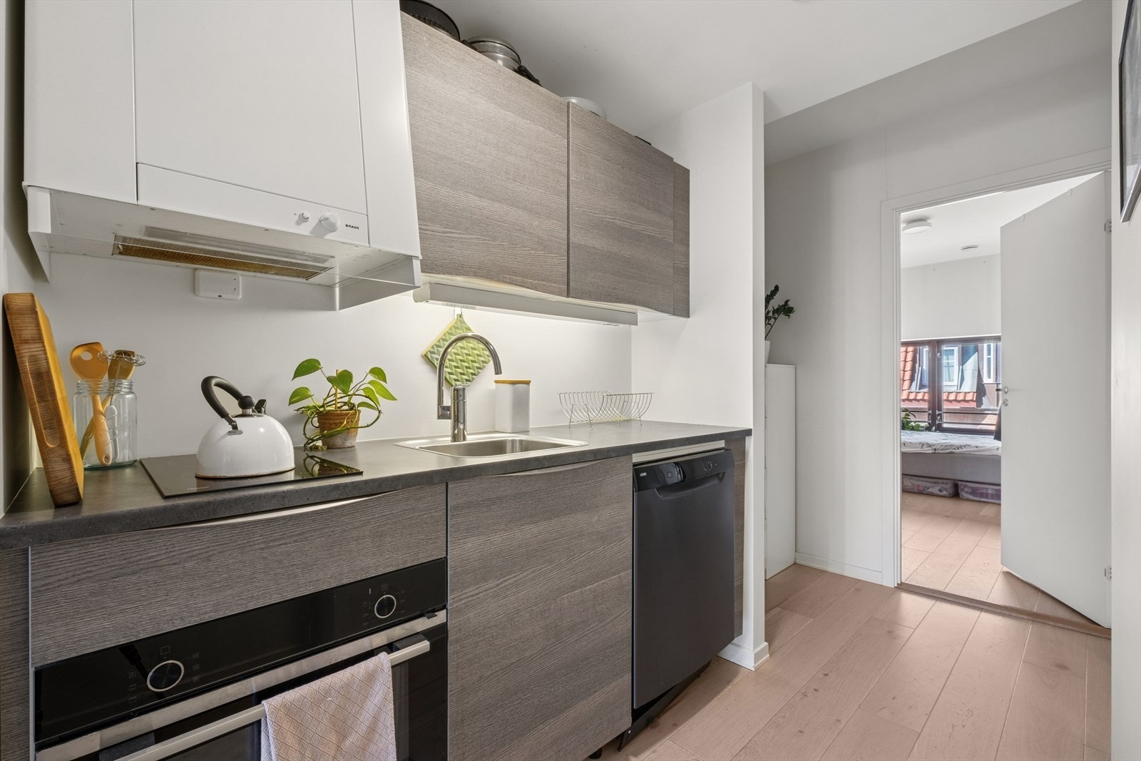 Kjøkkenet har platetopp, komfyr, ventilator og oppvaskmaskin. Galleribilde