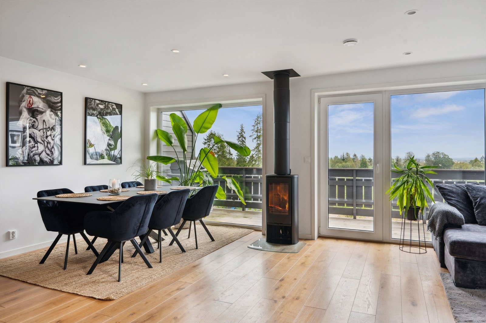 Stuen har en vedfyrt peisovn for ekstra varme og hygge, og direkte utgang til terrassen. Boligen har gjennomgående bruk av en flott en-stavs parkett. Galleribilde