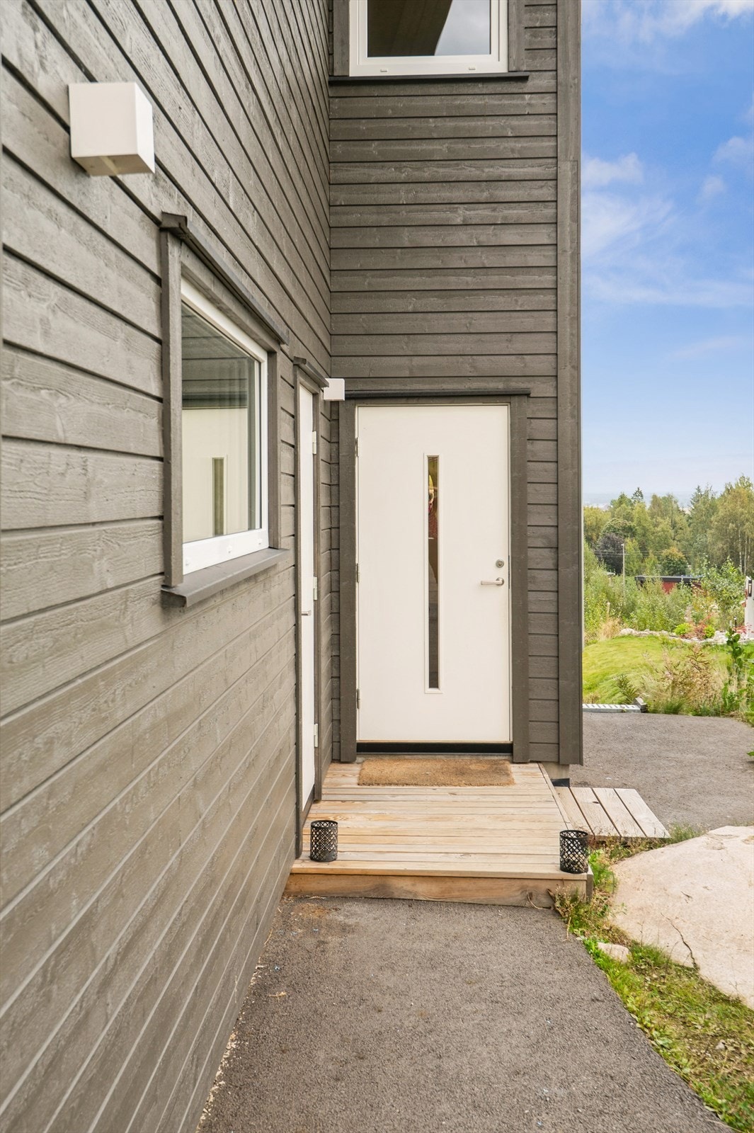 Egen inngang til hybelleiligheten sikrer privatliv for både hoveddel og utleiedel. Galleribilde