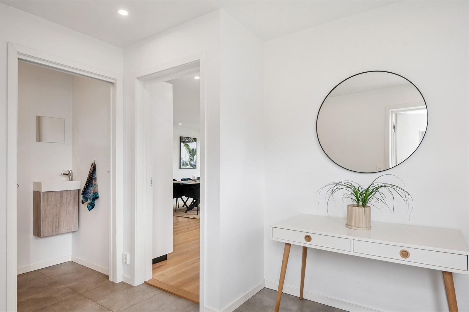 Du ønskes velkommen inn i en innbydende og romslig entré med flislagt gulv og gulvvarme. I tilnytning til entre er det et separat toalettrom. Galleribilde