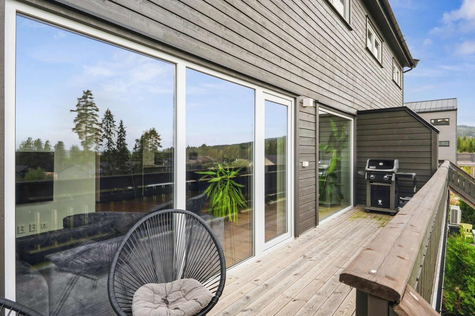 Fra stuen er det utgang til en østvendt terrasse på 12 m² med fint utsyn over nærområdet. Galleribilde