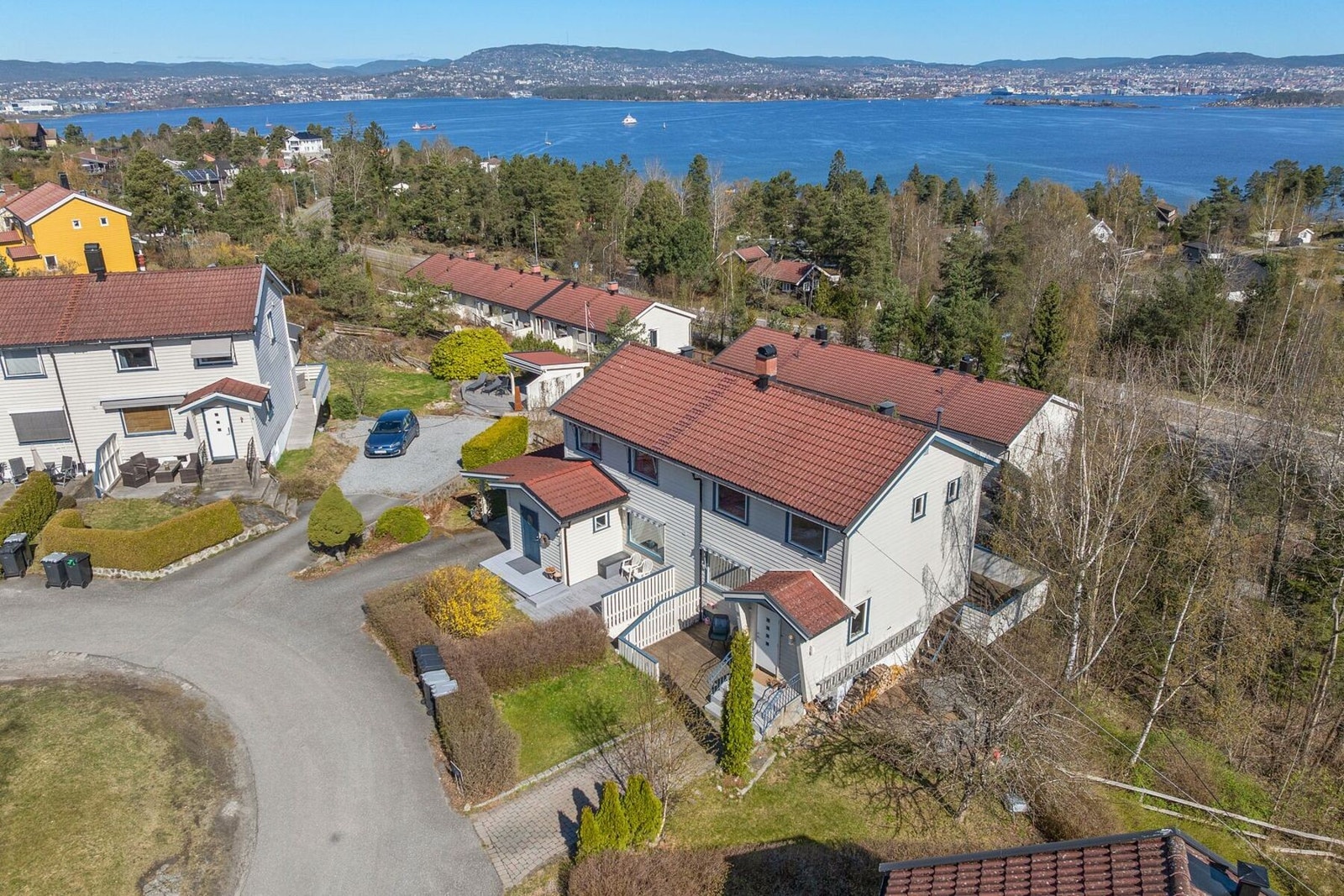 Fra Grünerløkka til Nesodden - uten å gi opp livet du elsker.
Romslig halvdel av tomannsbolig i Rundingen, med alt du trenger for familielivet - og båten til byen rett rundt hjørnet. Galleribilde