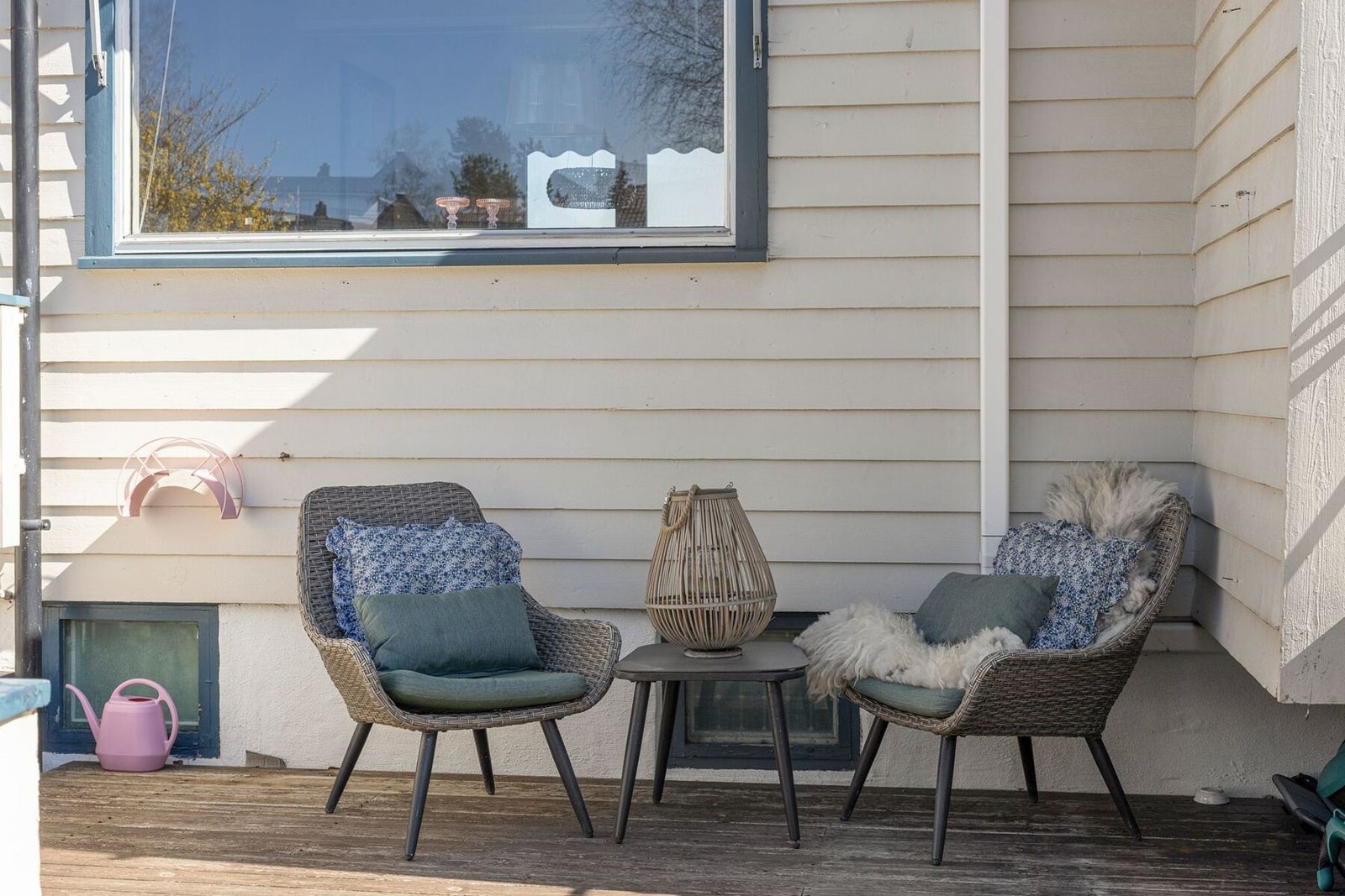 Koselig sydvent terrasse ved boligens inngangsparti Galleribilde