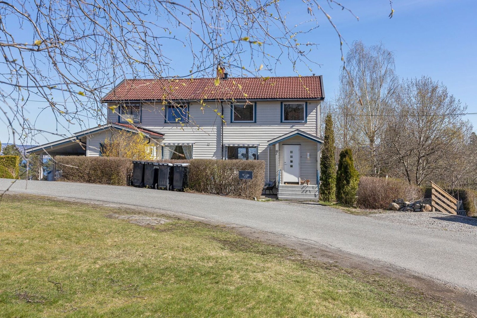 Med en kombinasjon av idyllisk kystnær beliggenhet og kort vei til offentlig transport, butikker og servicetilbud, gir denne eiendommen en perfekt balanse mellom naturnær ro og urban tilgjengelighet. Galleribilde