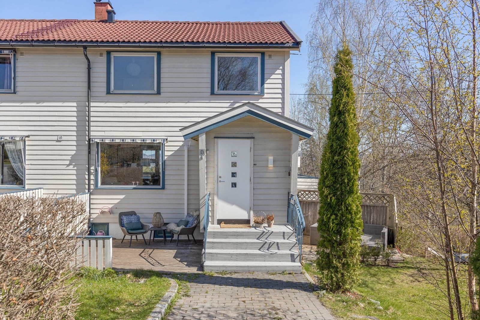 Boligen ligger i et av Nesoddens mest attraktive og barnevennlige boligområder. En av de beste utsiktsboligene i Rundingen! Parkeringsplass ved inngangen.
Foto: John Kerlefsen /EFKT Galleribilde