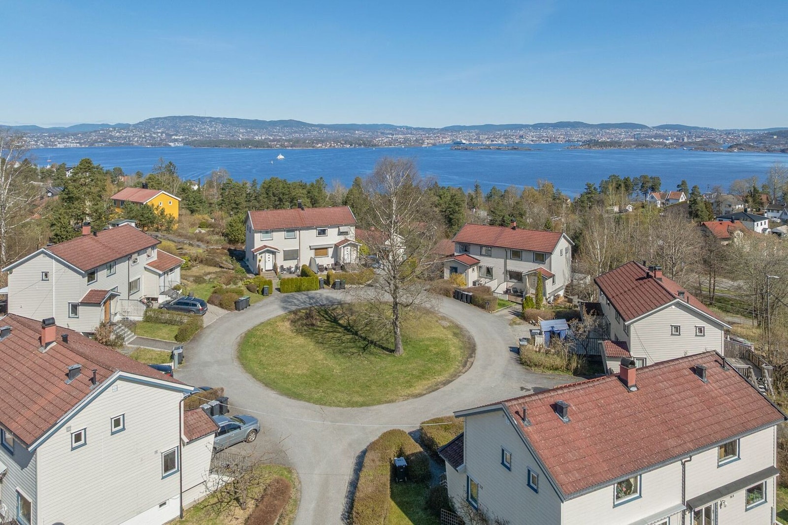 Attraktiv og helt nydelig beliggenhet innerst i "Rundingen" sentralt på Nesoddtangen. Sentralt og uten gjennomgangstrafikk. Galleribilde
