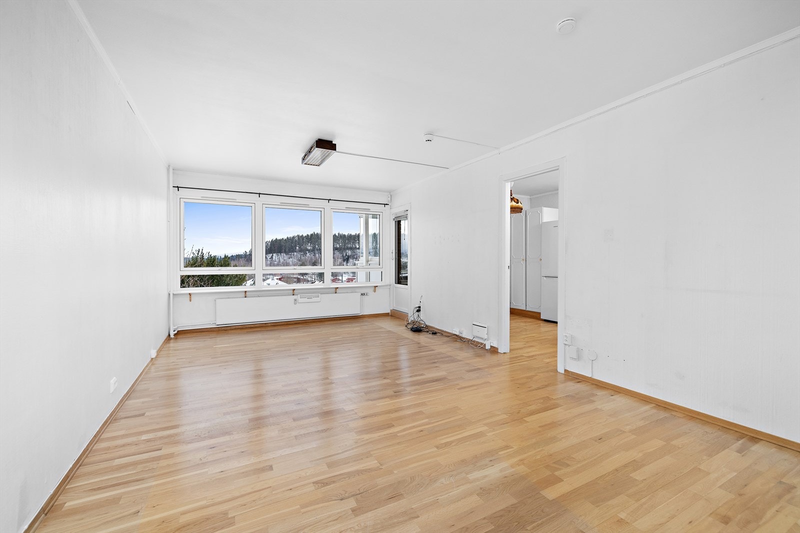 Fra stuen er det direkte utgang til balkongen gjennom en nyere terrassedør. Galleribilde