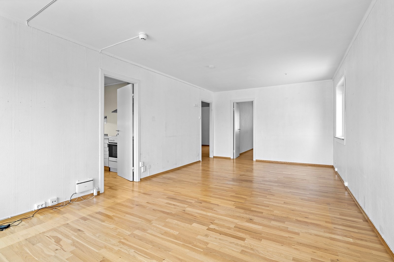 Stuen har gjennomgående laminatgulv og oppvarming via radiatorer med vannbåren varme. Galleribilde