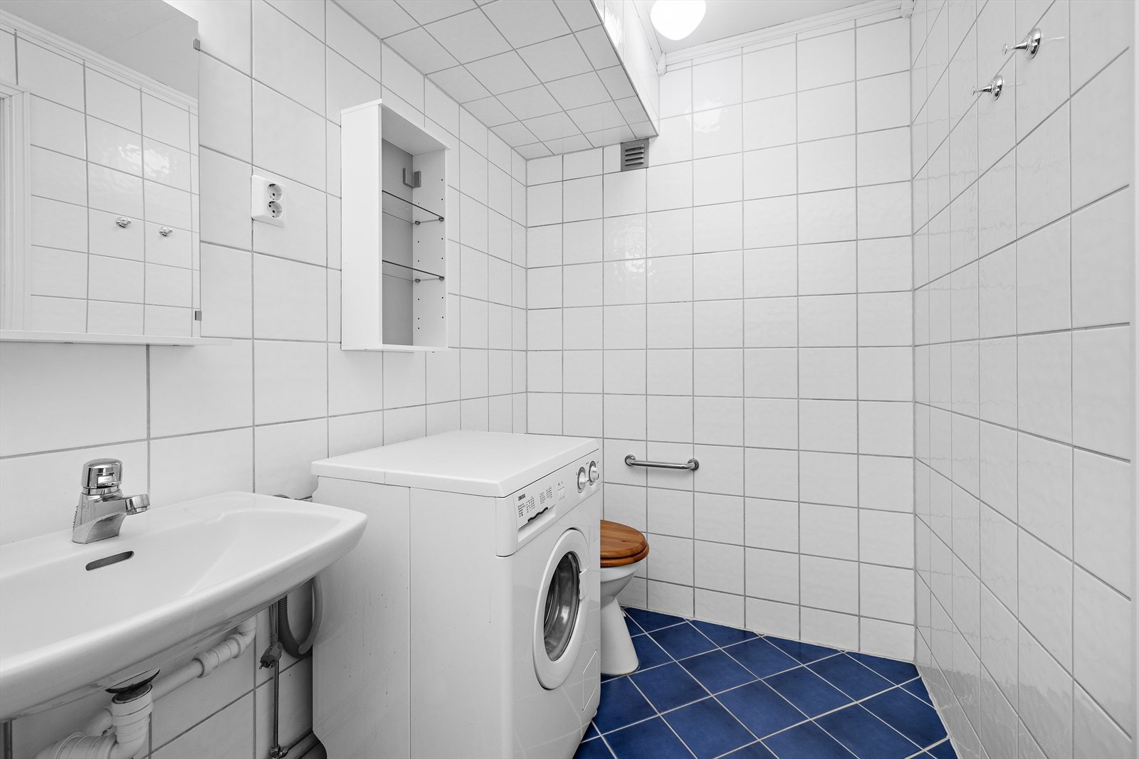 Badet er flislagt og har elektriske varmekabler i gulvet Galleribilde