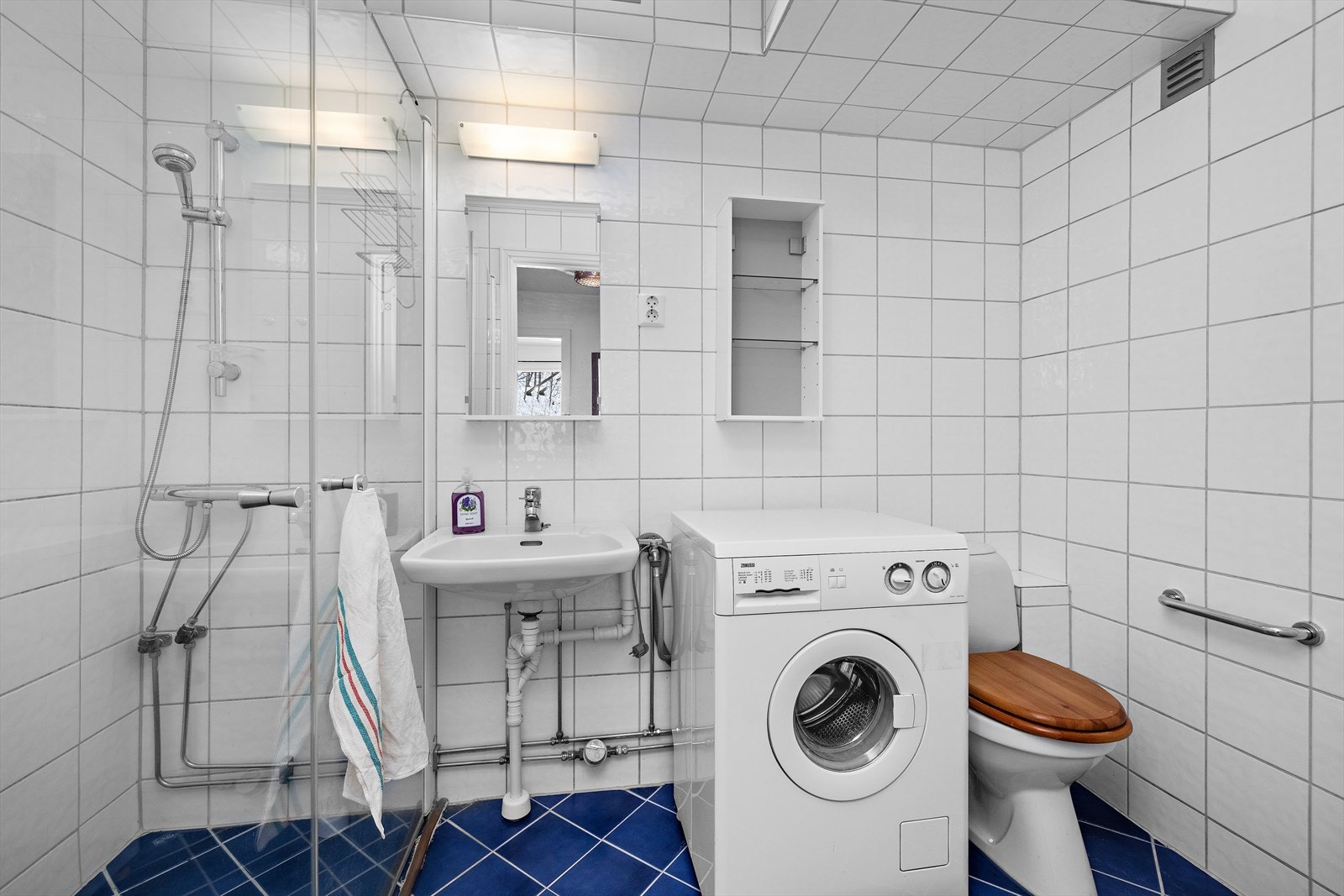 Rommet er innredet med vegghengt servant, toalett og har opplegg for vaskemaskin. Galleribilde