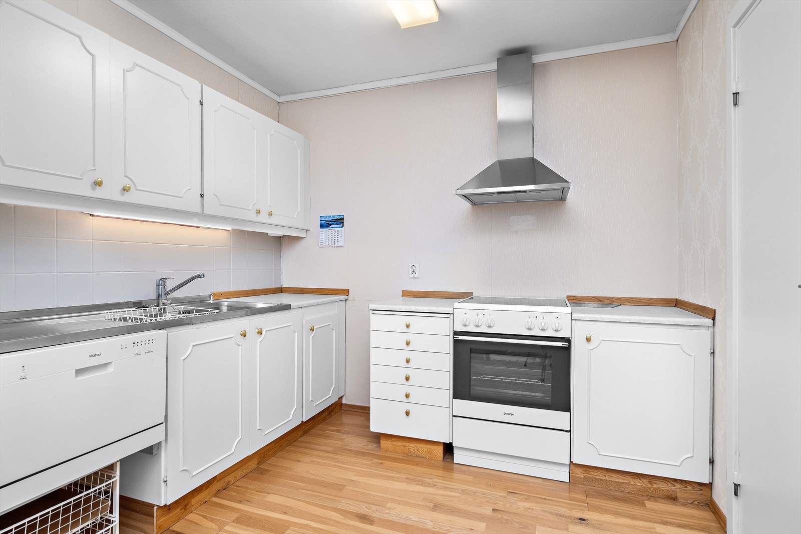 Praktisk stål benkebeslag med dobbelkum og kjøkkenventilator med kullfilter. Galleribilde