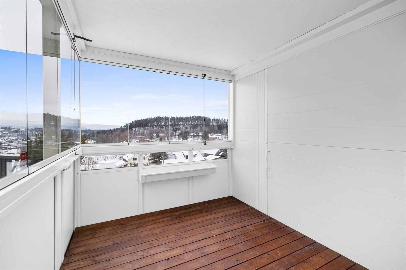 Balkongen har skyvefelt i glass og gulv med terrassebord, og kan brukes store deler av året. Galleribilde