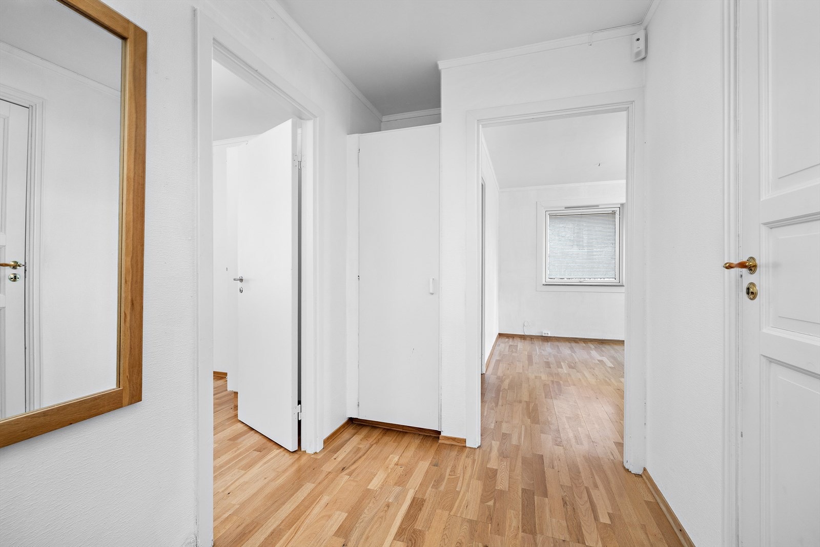 Fra entréen er det en åpen løsning inn mot stuen, som gir en god romfølelse. Galleribilde