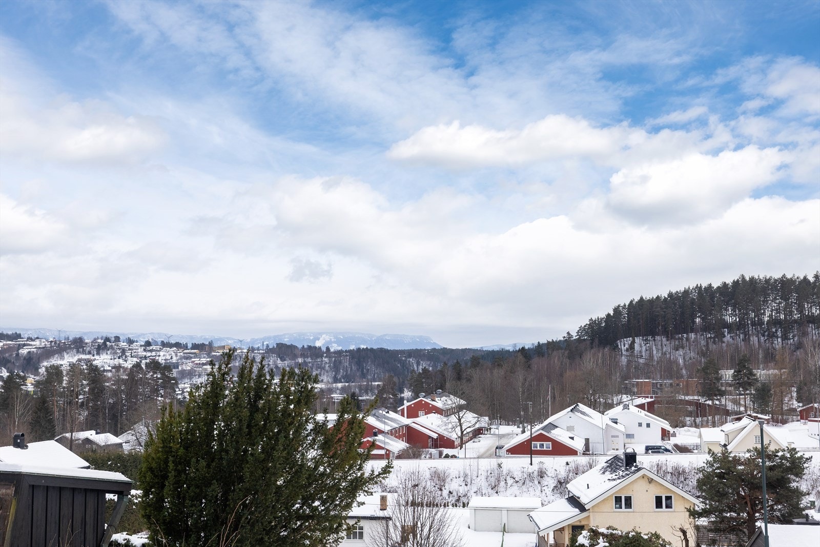 Velkommen til Ringveien 9B! Fra leiligheten har du en åpen utsikt over nærområdet i Hønefoss. Galleribilde