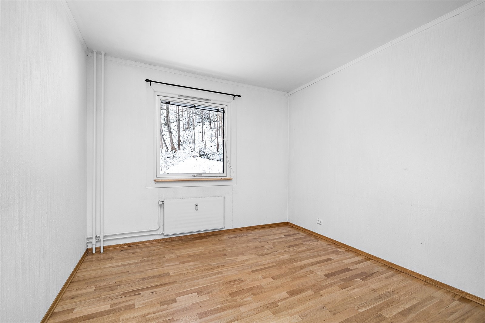 Soverommet har laminatgulv og malte, glatte flater på veggene. Galleribilde