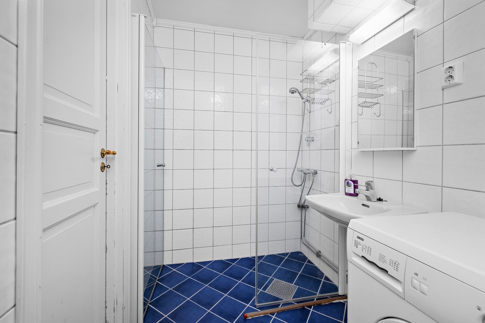 Her er det en praktisk dusjnisje med glassdør og mekanisk avtrekk. Galleribilde
