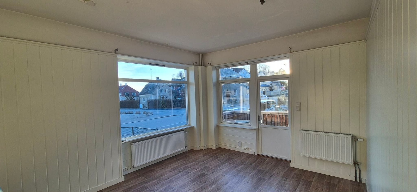 Her får du god takhøyde og store vindusflater som slipper inn rikelig med dagslys Galleribilde