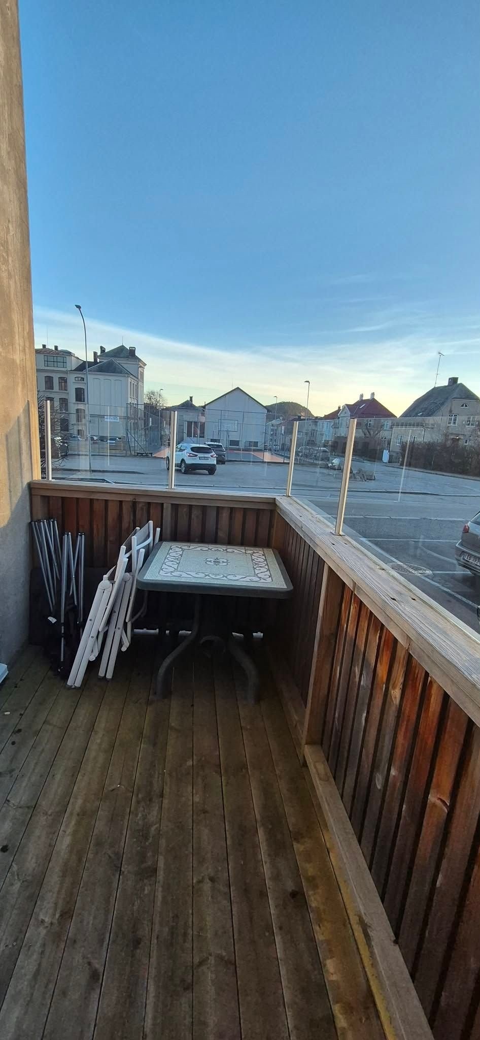 Fin balkong på vestsiden, som får sol fra morgen til kveld. Galleribilde