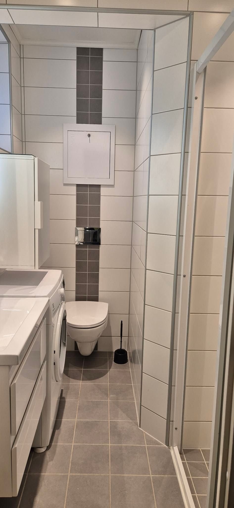 Praktisk bad med dusj og vaskemaskin.
Badet er flislagt og har elektrisk gulvvarme for økt komfort. Galleribilde