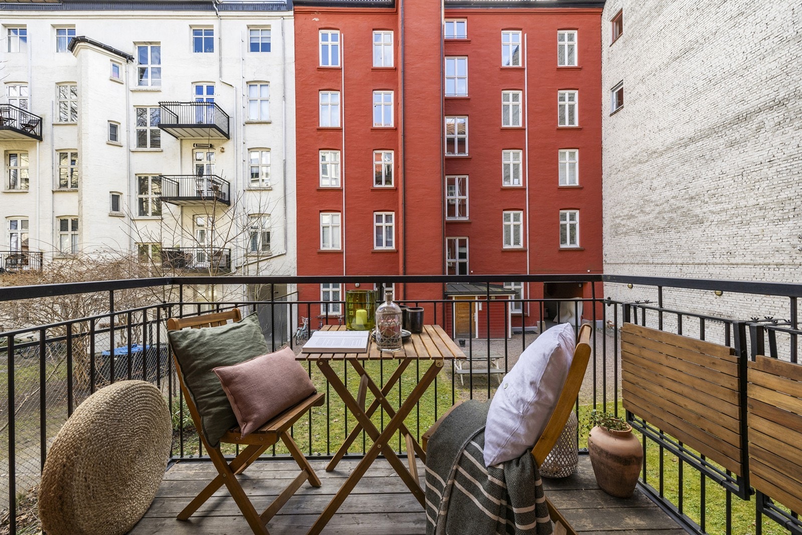 Her har du plass til å møblere med hyggelig kaffesett, grønne planter og annet ønsket inventar Galleribilde