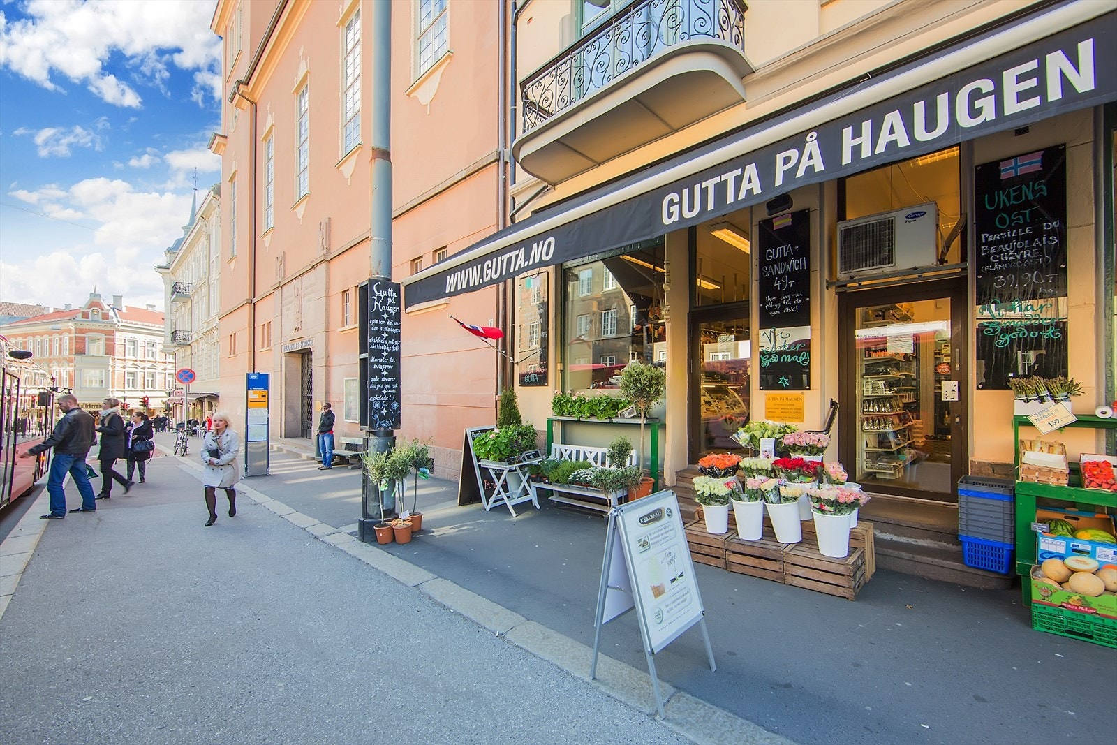 Gutta på Haugen er en lokal favoritt med delikatesser og ferske råvarer Galleribilde