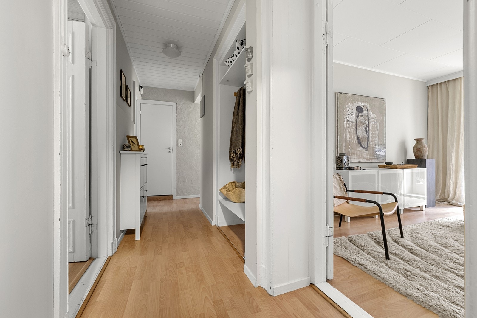 Fra entréen har du adgang til leilighetens øvrige rom Galleribilde