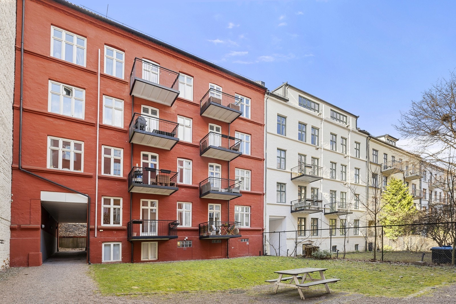 Leiligheten vender inn mot rolig bakgård i en høy 1. etasje Galleribilde