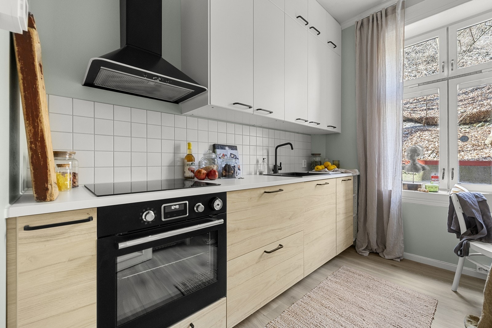 Her er det også naturlig plass for hyggelig spisebord. Veggflater over benken er malte og glatte. Kjøkkenet har vannvakt, komfyrvakt, platetopp, nedfelt kum med ettgreps blandebatteri, kombiskap med kjøl/frys, stekeovn og oppvaskmaskin Galleribilde